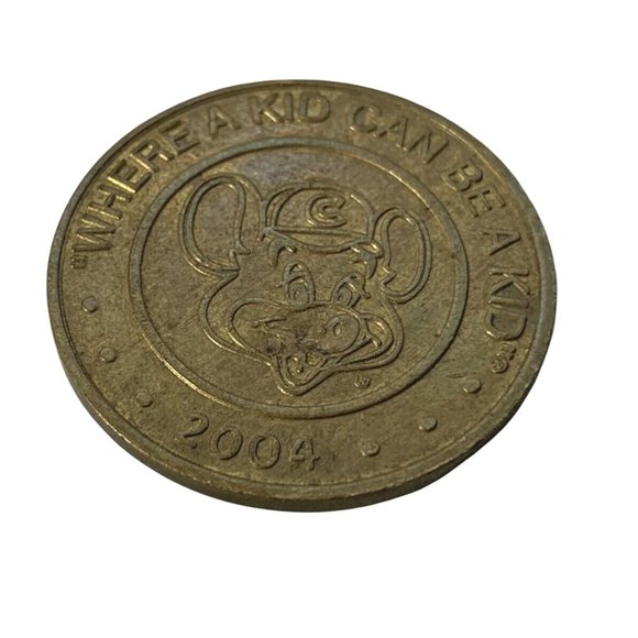 Chuck E Cheese 2004 Game Token with Letter "C" on Hat Pizza Parlor 1" Across - Picture 2 of 6